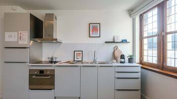 Kjøleskap, mikrobølgeovn, ovn og kokeplater