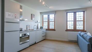 Kjøleskap, mikrobølgeovn, ovn og kokeplater