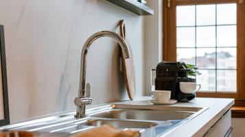 Een koelkast, een magnetron, een oven, een kookplaat