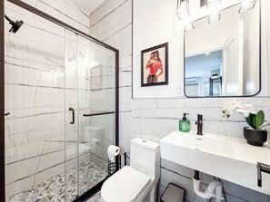 Séchoir à cheveux, serviettes fournies, savon, papier de toilette
