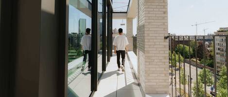 المنشأة من الداخل