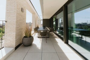 Outdoor dining - Luxurious City Penthouse with Panoramic Terrace (Antwerpen)