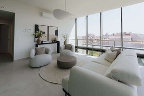 TV, offices - Luxurious City Penthouse with Panoramic Terrace (Antwerpen)