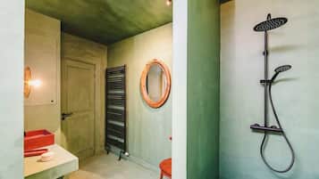 Dusche, Haartrockner, Handtücher, Shampoo