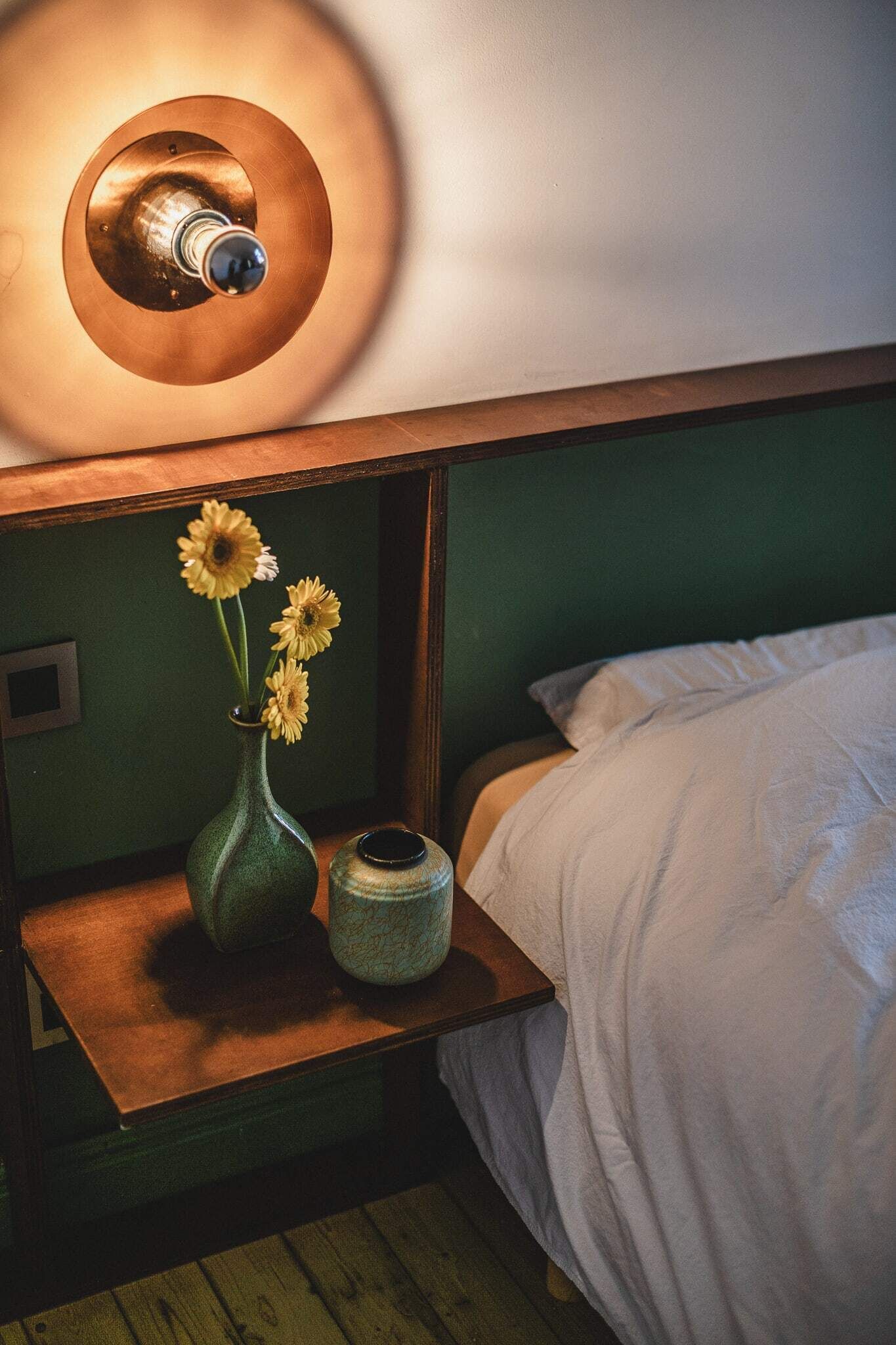 Een bureau, reisbedje, wifi, beddengoed