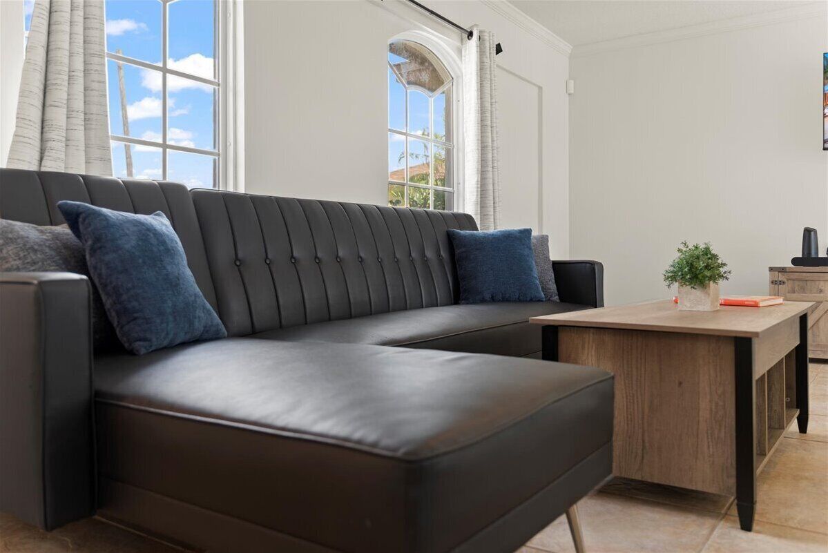 Een smart-tv, een open haard en een kantoor