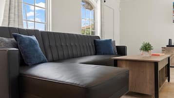 Een smart-tv, een open haard en een kantoor