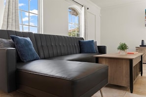 Een smart-tv, een open haard en een kantoor