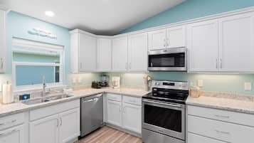 KĂŒhlschrank, Mikrowelle, Ofen, Herdplatte