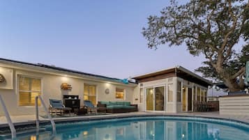 Een verwarmd zwembad