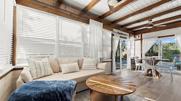 Een smart-tv, een open haard, een tafeltennistafel en een kantoor