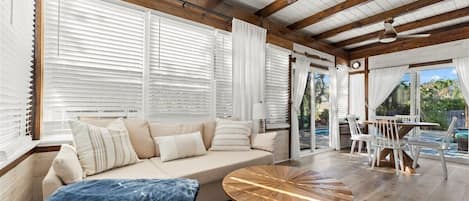 Smart-TV, Kamin, Tischtennisplatte, Arbeitsbereiche