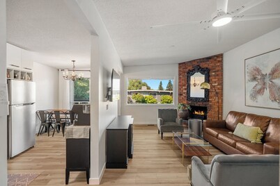 Large Groups, 12 Beds, Sleeps 20,  BBQ, Fenced Yard
