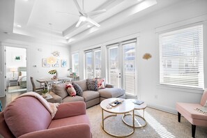 TV - Recently Remodeled Townhome, Close to the Beach, with Garage and Bikes (Panama City)
