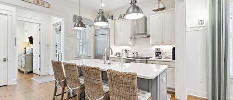 Jääkaappi, mikroaaltouuni, uuni, liesi