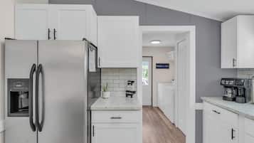 Mikrobølgeovn, ovn, kokeplater og oppvaskmaskin