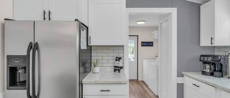 Microondas, horno, parrilla de estufa y lavavajillas