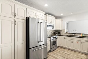 雪櫃、微波爐、焗爐、爐具