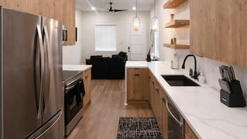 Micro-ondes, four, plaque de cuisson, lave-vaisselle