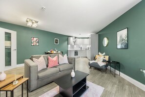 Smart TV - The Lanes & Beach Gem Central 2-Bed 1 Bath Sleeps 5 Heart of Brighton (Brighton & Hove)