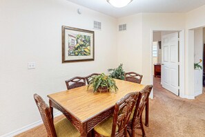 Dining - First-floor condo with shared pools, limited-mobility access, sauna, gym, patio (Kissimmee)