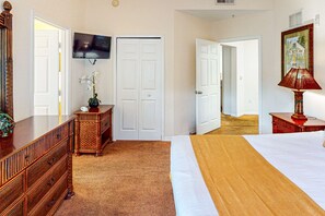 2 bedrooms, iron/ironing board, Internet - First-floor condo with shared pools, limited-mobility access, sauna, gym, patio (Kissimmee)