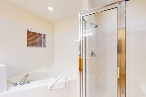 Shower, towels - Fourth Floor Condo w/ Shared Pools, Hot Tub, Central AC - Near Theme Parks (Kissimmee)