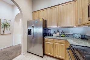 Private kitchen - 5th floor condo w/ sauna, hot tub, shared pools, gym, balcony, near theme parks (Kissimmee)