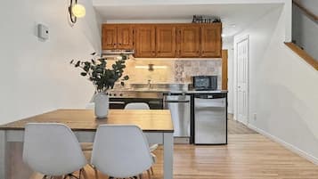 Apartment, Balcony, Courtyard View | Private kitchen