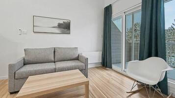 Apartment, Balcony, Courtyard View | Living area