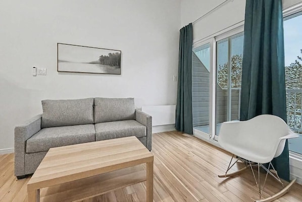 Apartment, Balcony, Courtyard View | Living area