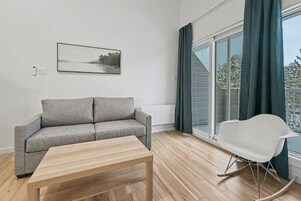 Apartamento, balcón, vistas al patio | Zona de estar