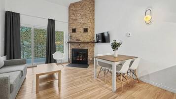 Leilighet, balkong, bakgårdsutsikt | Oppholdsområde