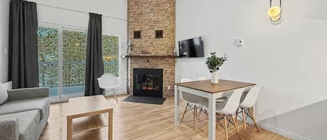 Apartment, Balcony, Courtyard View | Living area