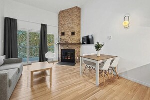 Apartamento, balcón, vistas al patio | Zona de estar