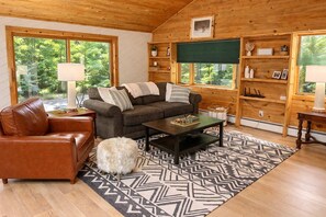 Smart TV, chimenea y oficina 