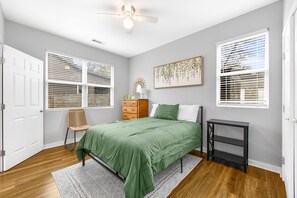 Tabla de planchar con plancha, wifi y ropa de cama 