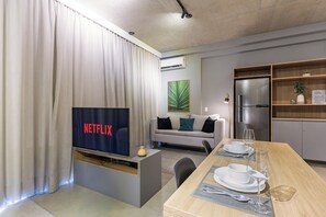 คอมฟอร์ทอพาร์ทเมนท์, ห้องครัว, วิวเมือง | บริเวณนั่งเล่น