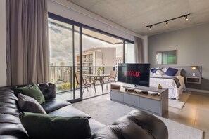 Deluxe Apartment, 1 Queen Bed, City View | Living area - Luxo na Faria Lima - Millenium (São Paulo)