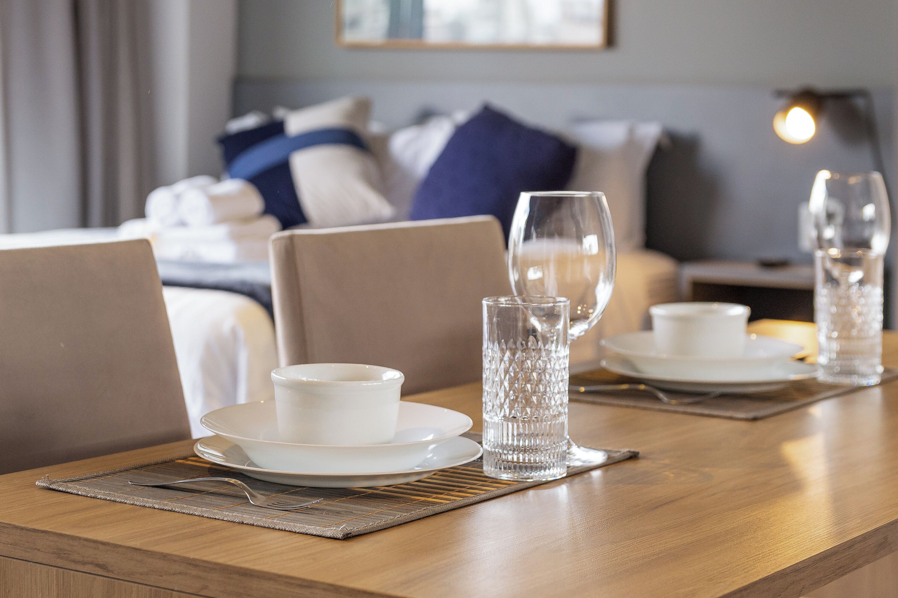 Deluxe-lejlighed - 1 queensize-seng - byudsigt | Spisning på værelset