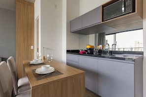 Deluxe Apartment, 1 Queen Bed, City View | In-room dining - Luxo na Faria Lima - Millenium (São Paulo)