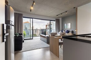 ดีลักซ์อพาร์ทเมนท์, เตียงควีนไซส์ 1 เตียง, วิวเมือง | บริเวณนั่งเล่น