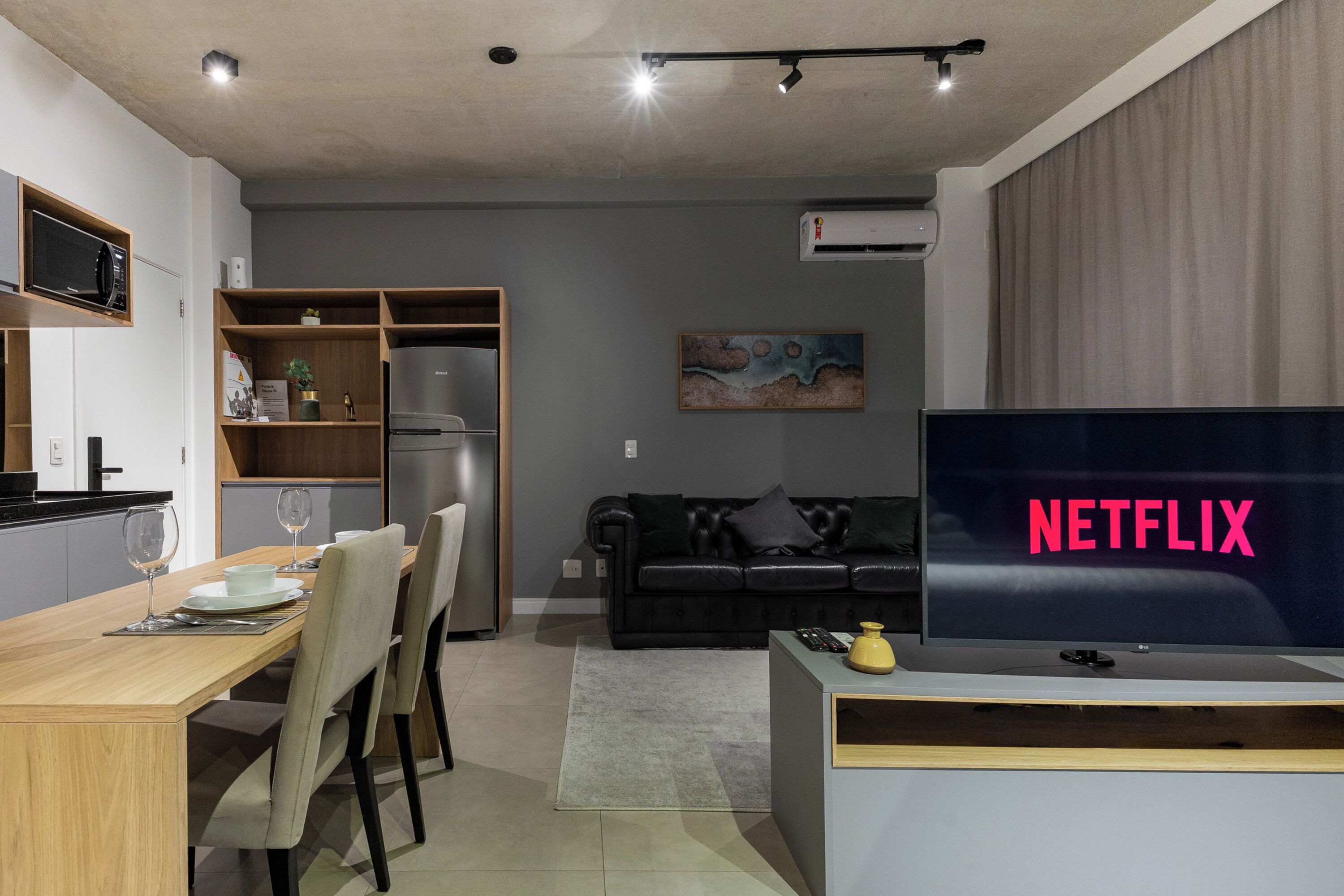 Deluxe Apartment, 1 Queen Bed, City View | Living area