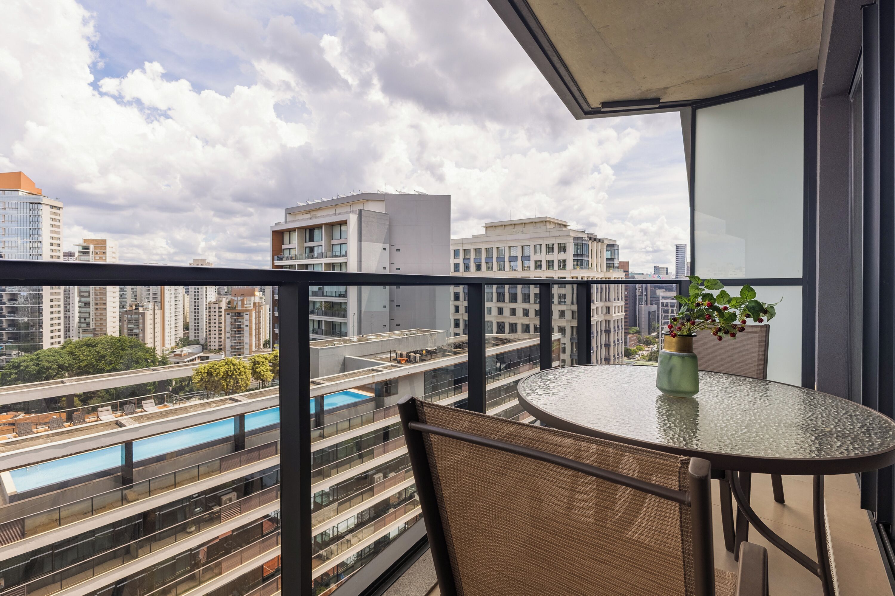 Apartamento luxo, 1 cama Queen, vista para a cidade | Sacada