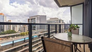 Apartamento luxo, 1 cama Queen, vista para a cidade | Sacada