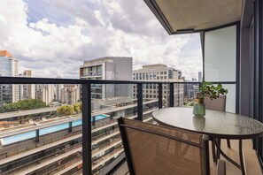 ดีลักซ์อพาร์ทเมนท์, เตียงควีนไซส์ 1 เตียง, วิวเมือง | ระเบียง