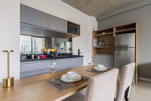 Deluxe Apartment, 1 Queen Bed, City View | In-room dining - Luxo na Faria Lima - Millenium (São Paulo)
