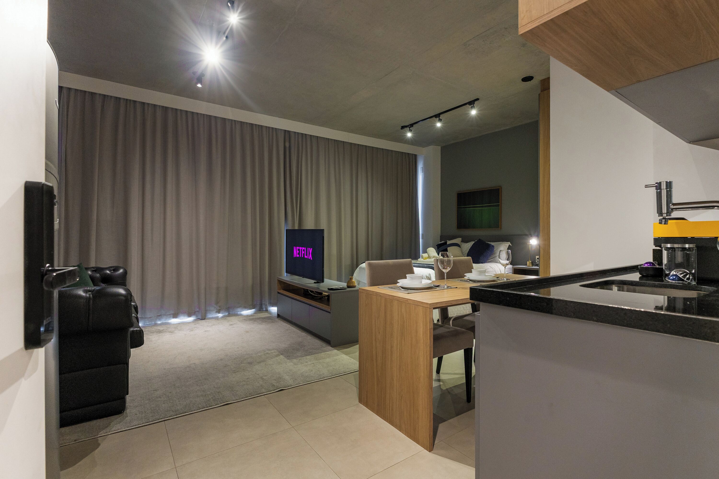 Apartamento luxo, 1 cama Queen, vista para a cidade | Área de estar