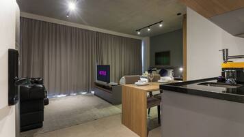 Apartamento luxo, 1 cama Queen, vista para a cidade | Área de estar