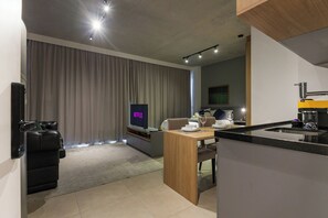 ดีลักซ์อพาร์ทเมนท์, เตียงควีนไซส์ 1 เตียง, วิวเมือง | บริเวณนั่งเล่น